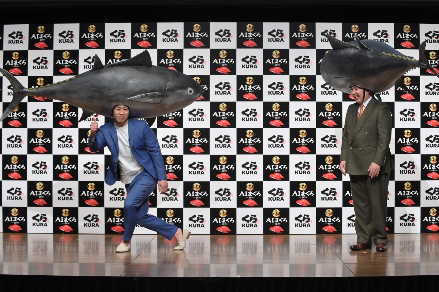 「くら寿司」オンライン新商品発表会に登壇したミルクボーイ。