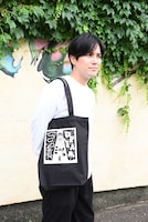 トートバッグを持つラブレターズ溜口。