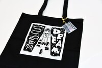 トートバッグとアクリルキーホルダー。