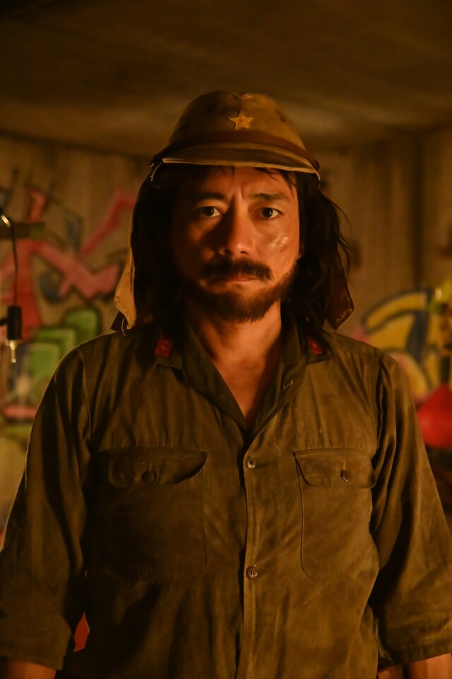 「金曜ナイトドラマ『真夏の少年～19452020』」で、現代へタイムスリップしてきた軍人・三平三平（みひら・さんぺい）を演じる博多華丸。(c)テレビ朝日