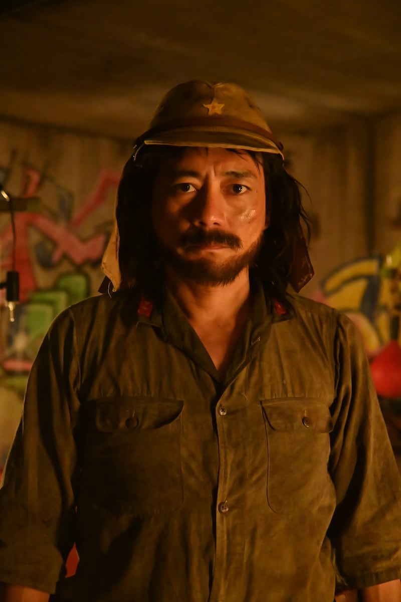 「金曜ナイトドラマ『真夏の少年～19452020』」で、現代へタイムスリップしてきた軍人・三平三平（みひら・さんぺい）を演じる博多華丸。(c)テレビ朝日