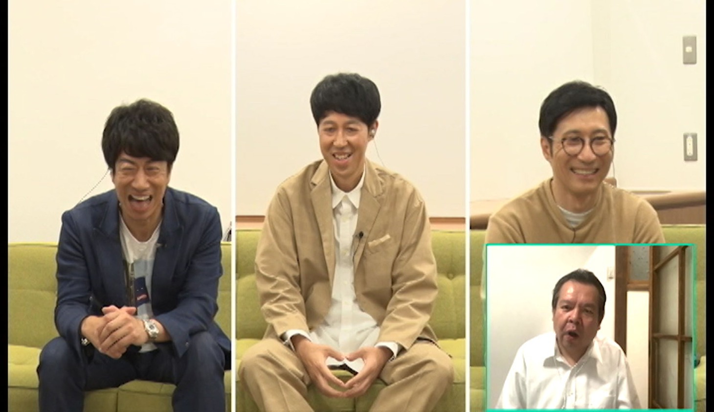 今別府直之のマンガをチェックするテンダラー浜本、小籔千豊、すっちー。