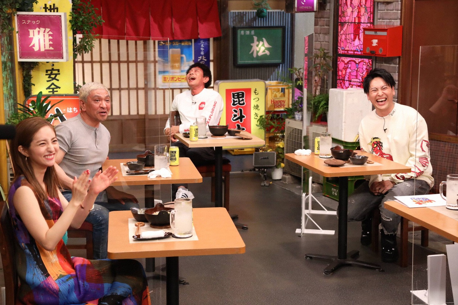 （左から）堀田茜、ダウンタウン、山下健二郎。(c)フジテレビ