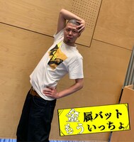 「金属バットもういっちょ」公式グッズのTシャツを着る、金属バット小林。