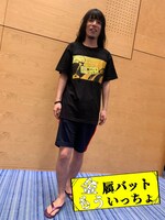 「金属バットもういっちょ」公式グッズのTシャツを着る、金属バット友保。