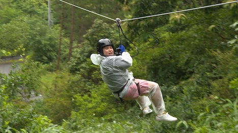 アスレチックを体験するミルクボーイ内海。(c)関西テレビ