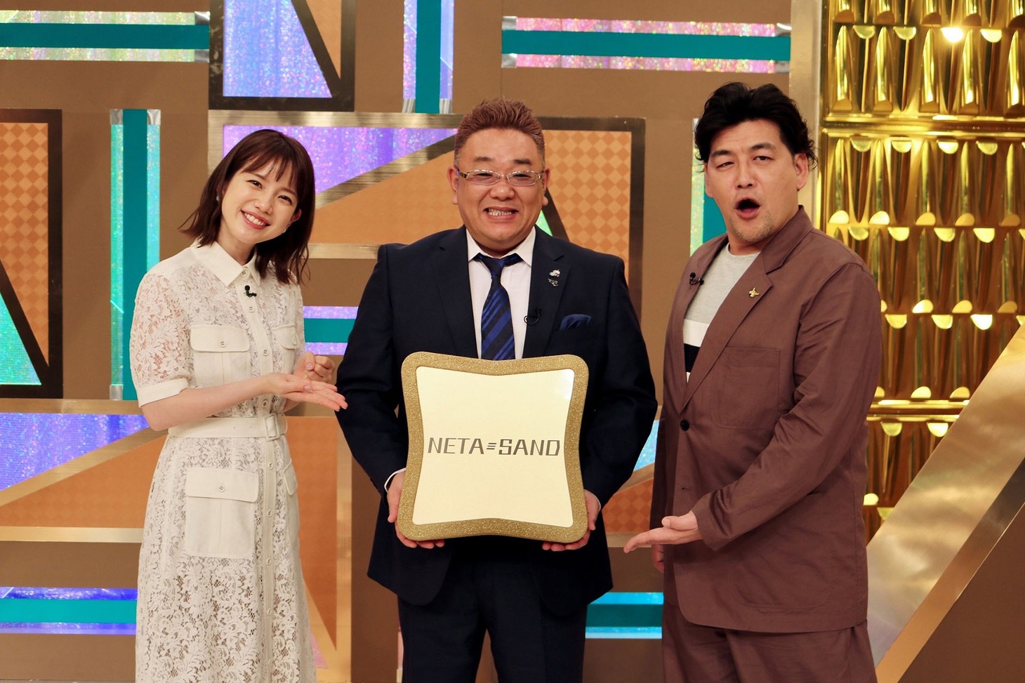 サンドウィッチマンと弘中綾香アナウンサー（左）。(c)テレビ朝日