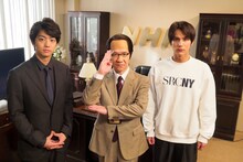 左から伊藤健太郎、NHKアメージング・ディレクター三津谷寛治、中川大志。(c)NHK