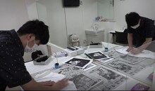 「ヤシキ版画展2020」グッズを制作するニューヨーク屋敷。