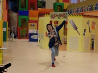 「冒険発掘バラエティ 霜降り明星のあてみなげ」より。