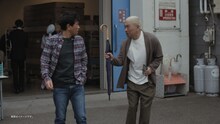 ダウンタウン出演のCM「雨雲レーダー」編より、浜田に傘を差し出す松本。