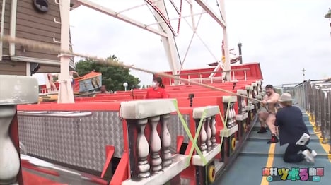 としまえんのアトラクションを人力で動かす様子。