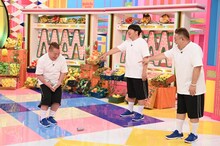 「バナナサンド」で「ノーリアクション対決」に挑む（左から）出川哲朗、バナナマン日村、サンドウィッチマン伊達。(c)TBS