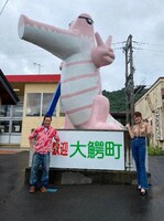青森県大鰐町を訪れるさまぁ～ず三村（左）と王林（右）。