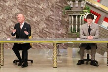 （左から）バイきんぐ小峠、小関裕太。(c)フジテレビ