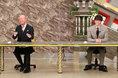 （左から）バイきんぐ小峠、小関裕太。(c)フジテレビ