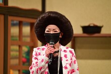 囲み取材に登場した末成映薫。