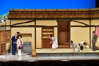 吉本新喜劇の様子。