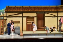 吉本新喜劇の様子。