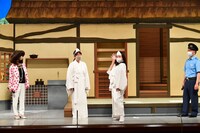 囲み取材の様子。