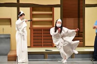 囲み取材の様子。