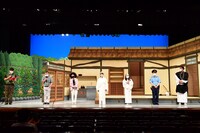 囲み取材の様子。