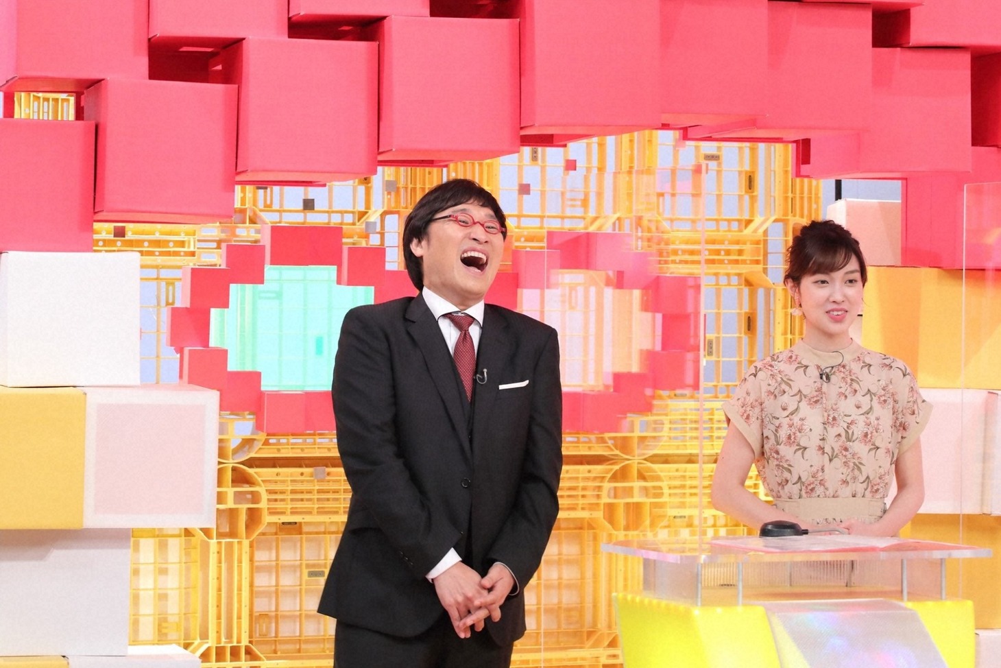 （左から）南海キャンディーズ山里、澤田有也佳アナ。(c)ABCテレビ