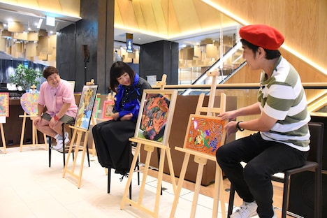 紙芝居の内容を説明するロバート山本。