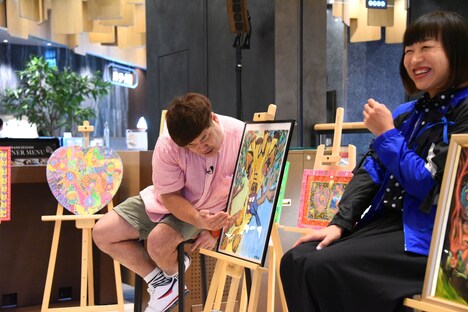 自身の作品のこだわりを語るプラス・マイナス岩橋（左）。