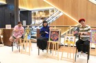 プラマイ岩橋が“クセ”出ている新作絵画披露、しずちゃんは「今しか描けない絵」