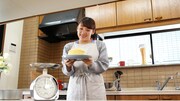 「丁寧な暮らし女」を演じるフワちゃん。(c)TBS