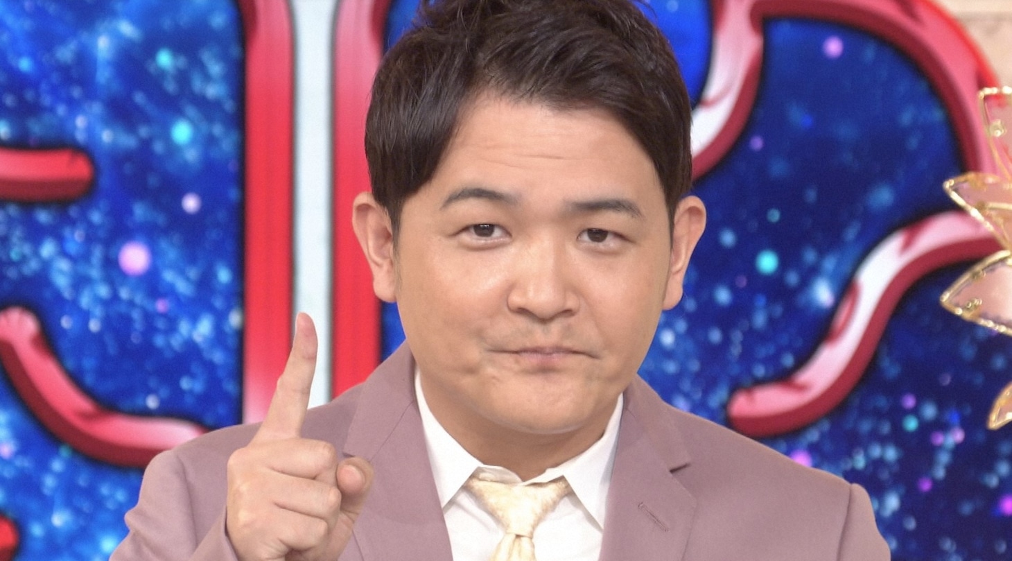 「クイズ！THE違和感」MCの千鳥ノブ。(c)TBS