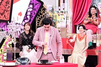 スタジオで独特な食リポを披露する霜降り明星せいや（中央）。(c)TBS