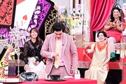スタジオで独特な食リポを披露する霜降り明星せいや(中央)。(c)TBS