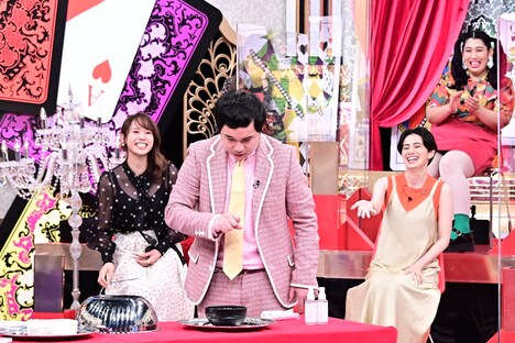 スタジオで独特な食リポを披露する霜降り明星せいや(中央)。(c)TBS
