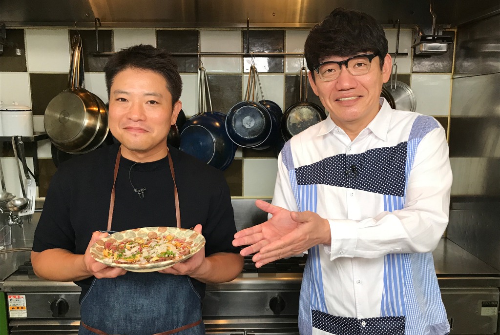 「火曜ドラマ『私の家政夫ナギサさん』」のスペシャル動画「栗原心平のナギごはん」に出演する料理家・栗原心平（左）とゲストのずん飯尾。(c)TBS