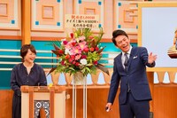 左から川野良子アナウンサー、ますだおかだ岡田。(c)BSフジ