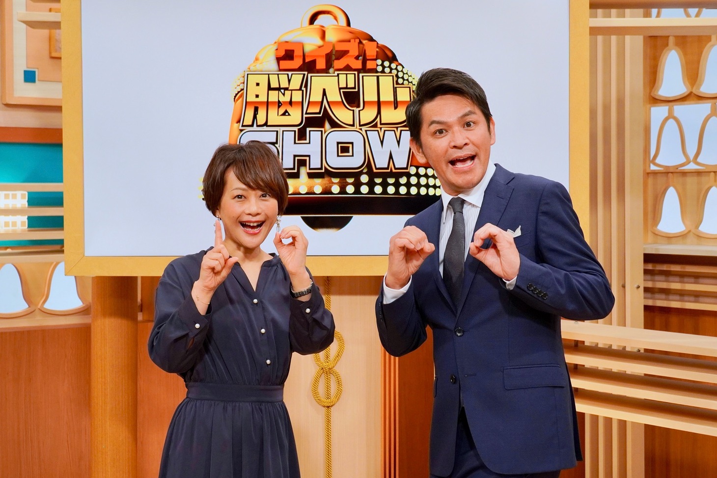 左から川野良子アナウンサー、ますだおかだ岡田。(c)BSフジ