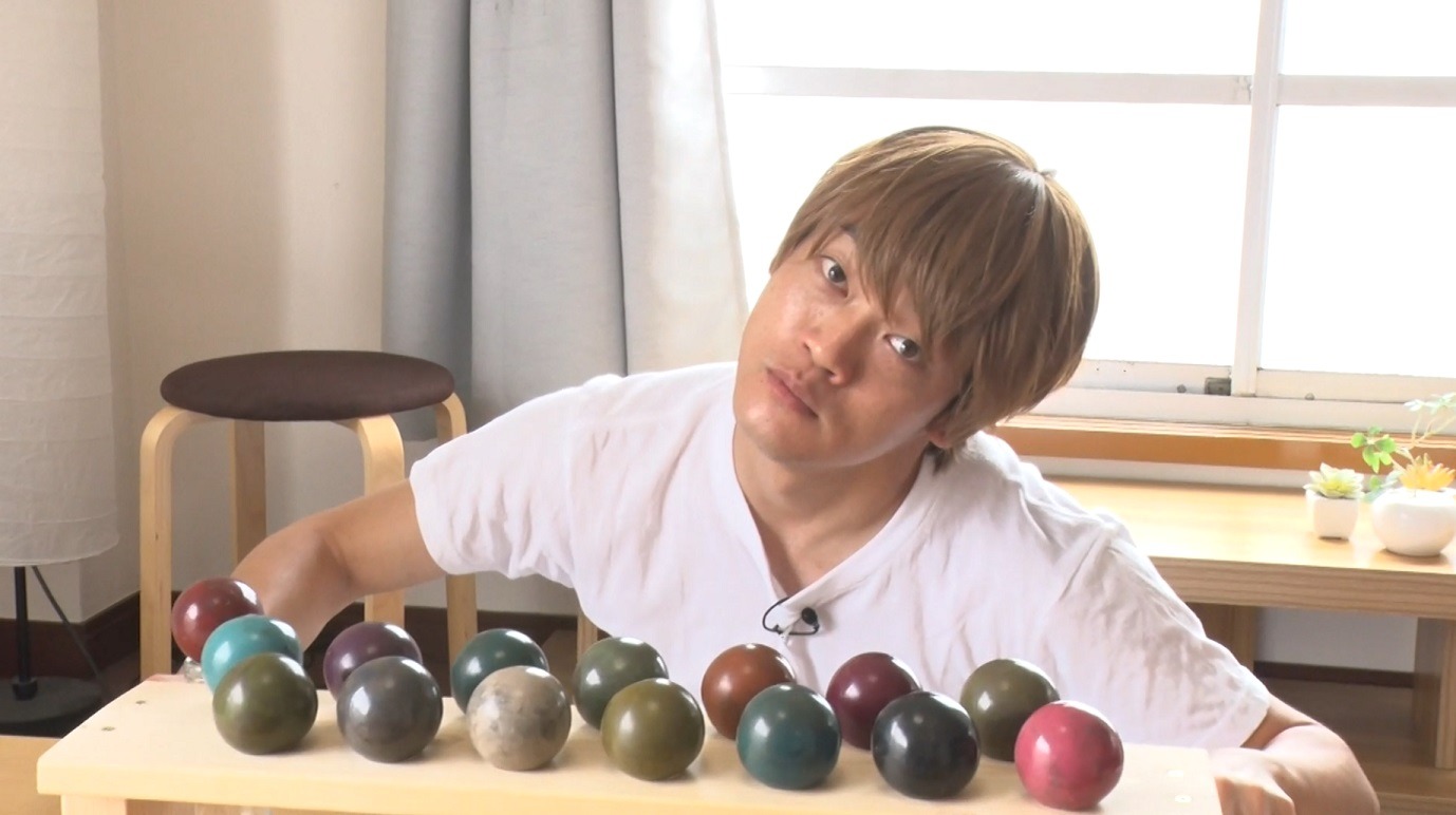 泥だんご作りに精を出す、おばたのお兄さん。(c)中京テレビ