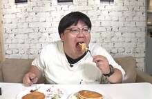 「それって!?実際どうなの課」でパンケーキのおかわり日本一に挑戦するタイムマシーン3号・関。(c)中京テレビ