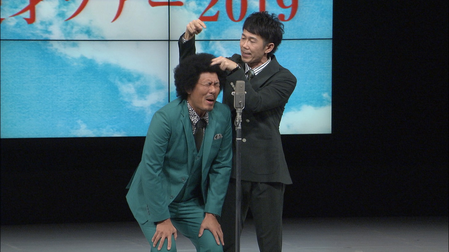 DVD「トータルテンボス全国漫才ツアー2019『CHATSUMI』」より。