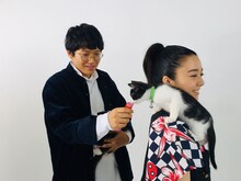 「SPUR」9月号オフショット。ミキ亜生とその愛猫、上白石萌音。(c)SPUR2020年9月号／集英社