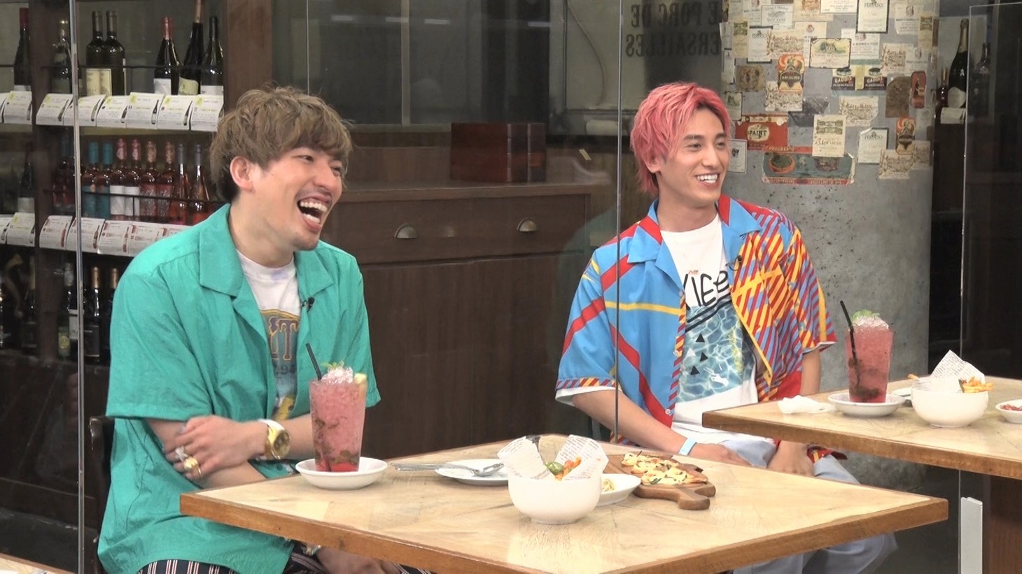 「ダウンタウンなう」の「本音でハシゴ酒」に出演するEXIT。(c)フジテレビ