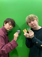 ステッカーを持つ三四郎。