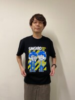 「三四郎×MOUNTAIN GRAPHICS Tシャツ（黒）」着用イメージ