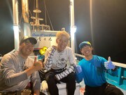 巨大魚・イシナギとバラムツに挑んだロンドンブーツ1号2号・田村亮（中央）。(c)テレビ東京