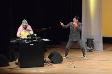 左からDJ KOO、きつね淡路。