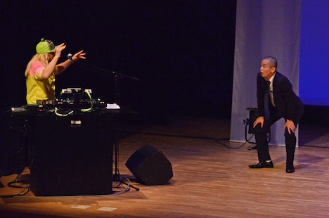 コント中に目が合った(左から)DJ KOOとゾフィー上田。