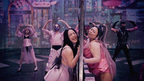 「Lady Gaga “Rain On Me with Ariana Grande” Official Parody」より。(c)YOSHIMOTO KOGYO CO., LTD