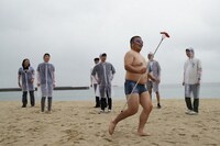 セルライトスパ大須賀（手前）と、（後列左から）見取り図、さや香、ネイビーズアフロ。(c)ABCテレビ